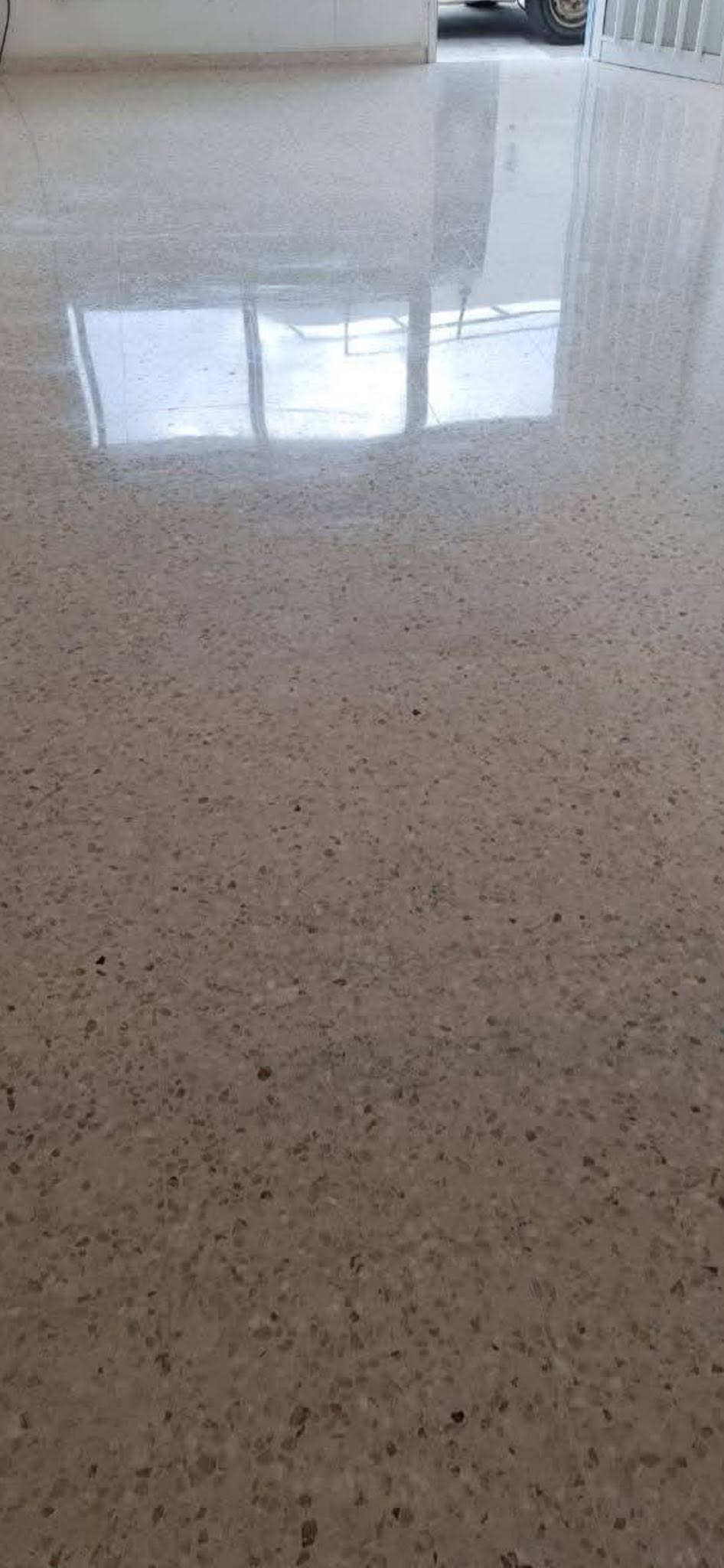 Kıbrıs mermer parlatma hizmeti, yıpranmış mermer zeminde yüzey iyileştirme, KKTC mermer silim, KKTC beton silim, Kıbrıs mermer silim, Kıbrıs beton silim ve beton cilalama uygulaması