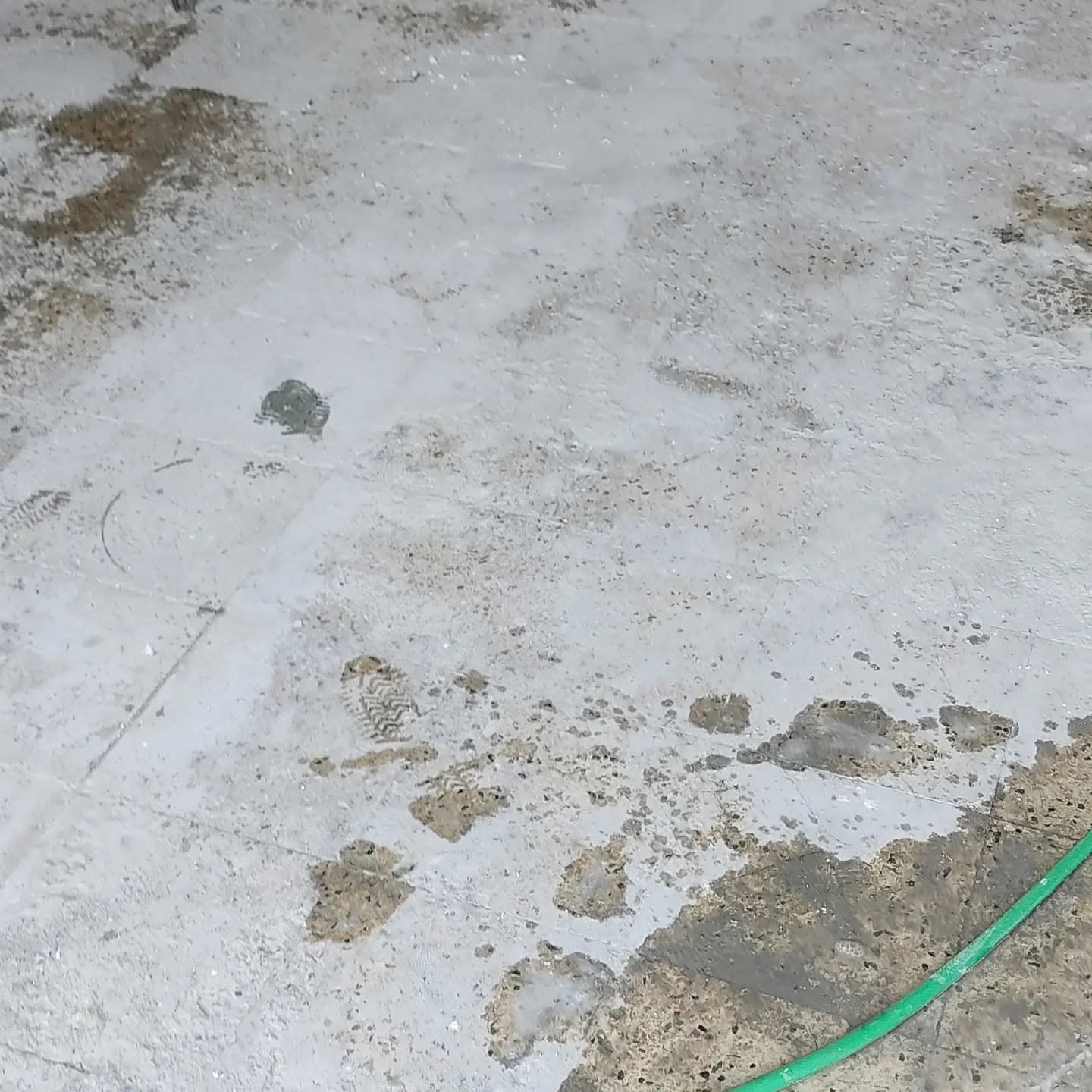 Kıbrıs mermer parlatma hizmeti, yıpranmış mermer zeminde yüzey iyileştirme, KKTC mermer silim, KKTC beton silim, Kıbrıs mermer silim, Kıbrıs beton silim ve beton cilalama uygulaması